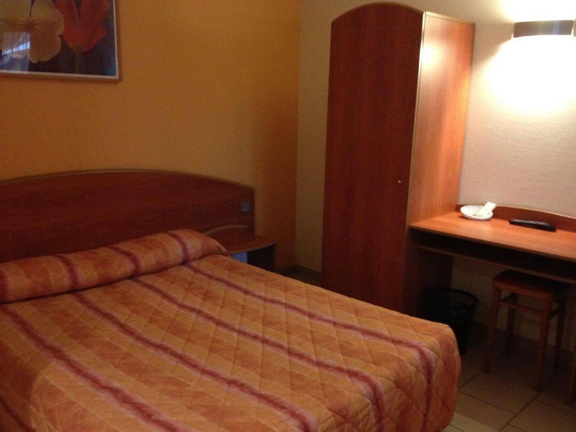 Avesnelles Logis Hotel - Les Paturelles מראה חיצוני תמונה